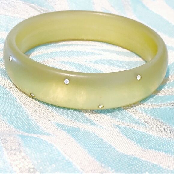 Vtg moon glow gold green lucite bangle bracelet - Picture 4 of 7